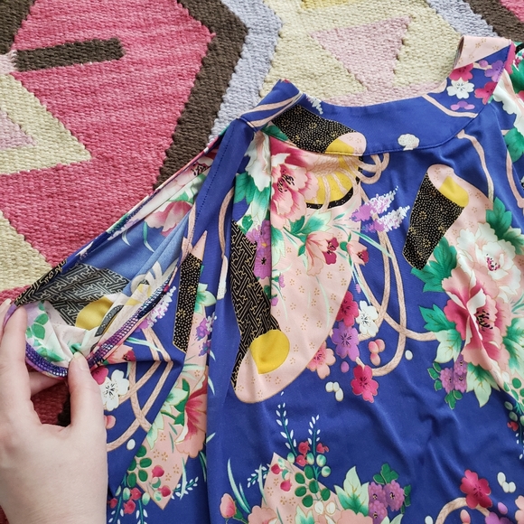 BCBG Max Azria Tulip Back Purple Floral Top - Picture 3 of 8